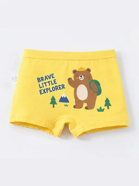 بوكسر أصفر برسم دب يحمل حقيبة وعبارة Brave Little Explorer، قطعة من الطقم نفسه المكوّن من أربع قطع