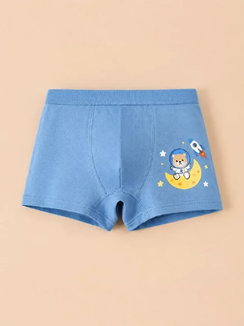 Blaue Boxershorts mit Astronauten- und Raketenmotiv — ein Teil desselben vierteiligen Sets