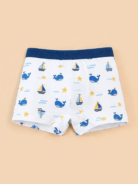 Weiße Boxershorts mit Walen, Segelbooten, Sternen und Wellen — ein Teil desselben vierteiligen Sets