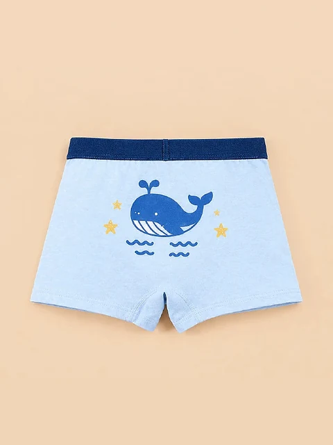 Hellblaue Boxershorts mit Wal, gelben Sternen und Wellen — ein Teil desselben vierteiligen Sets